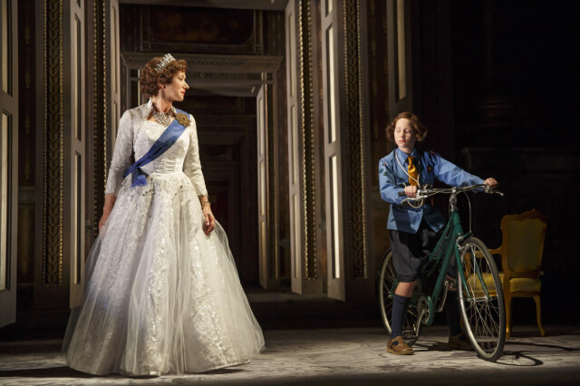 VANT PRIS: Helen Mirrens rolle i «The Audinence» sikret henne en Tony Award sommeren 2015. Her er hun i en scene fra stykket sammen med Elizabeth Teeter (t.h). Foto: Boneau/Bryan-Brown/ Ap VANT PRIS: Helen Mirrens rolle i «The Audinence» sikret henne en Tony Award sommeren 2015. Her er hun i en scene fra stykket sammen med Elizabeth Teeter (t.h). Foto: Boneau/Bryan-Brown/ Ap